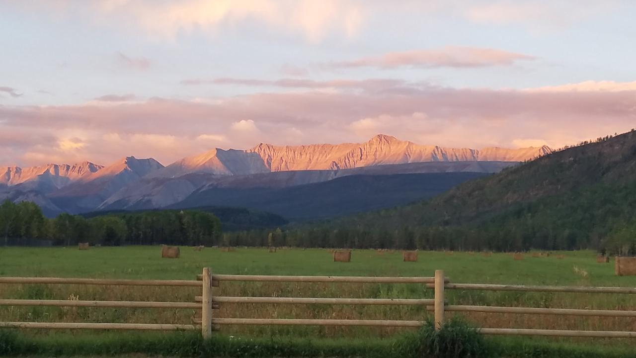 Folding Mountain B & B Fort Nelson Luaran gambar